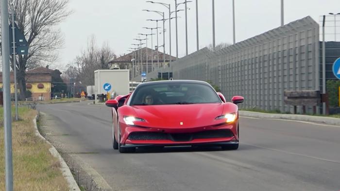 Γιατί η Lamborghini τεστάρει (ξανά) τη Ferrari SF90; 